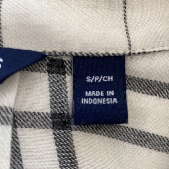 Calvin Klein Jeans ivory gray plaid blouse. Long sleeves V-neck collar. Small
C - Picture 6 of 10